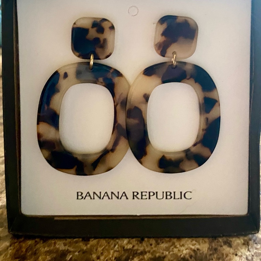 BANANA REPUBLIC FAUX TORTOISE SHELL PIERCED EARRINGS - Picture 1 of 3